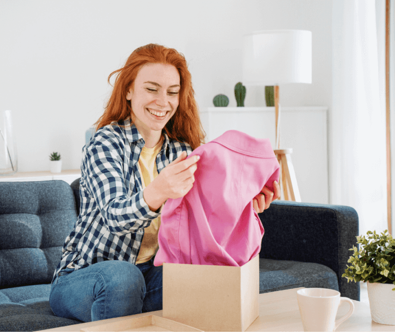 persona recibiendo paquete de compras en usa mediante el servicio de envios de vgcourier